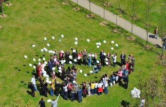 Руската амбасада синоќа го одбележа денот на космонаутиката пред споменикот на Јуриј Гагарин во Скопје