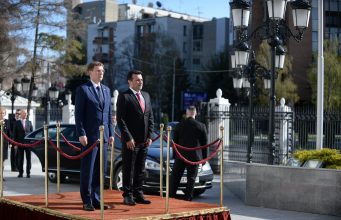 Премиерот Зоран Заев го пречека со сите почести својот словенечки гостин Др. Миро Церар