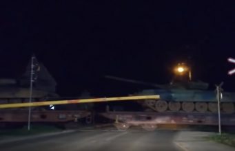 Српските тенкови на пат кон Косово (Видео)
