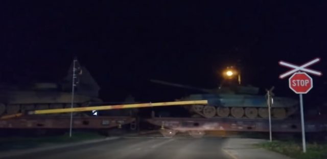 Српските тенкови на пат кон Косово (Видео)