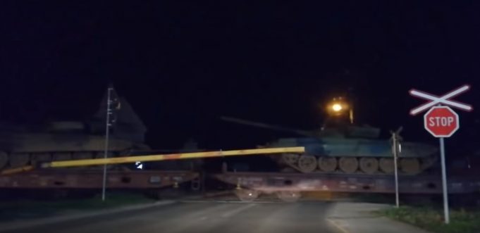 Српските тенкови на пат кон Косово (Видео)