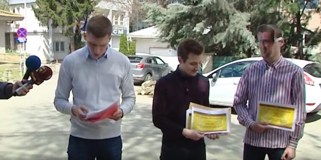Пародијата на Унијата на Млади Сили на ВМРО-ДПМНЕ пред штабот на СДСМ (видео)