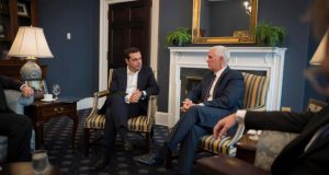 Ципрас разговарал со Мајк Пенс за спорот со името