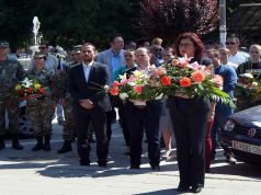 Градоначалничката на Битола денес положи свежо цвеќе во паркот покрај саат кулата во спомен на загинатите војници во 2001