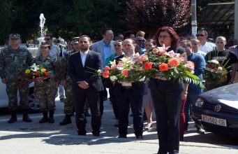 Градоначалничката на Битола денес положи свежо цвеќе во паркот покрај саат кулата во спомен на загинатите војници во 2001