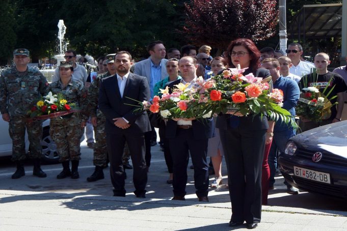 Градоначалничката на Битола денес положи свежо цвеќе во паркот покрај саат кулата во спомен на загинатите војници во 2001