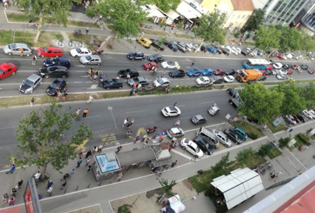 Трет ден протести во Србија заради цената на горивото, обвинувања и препукувања меѓу власта и опозицијата