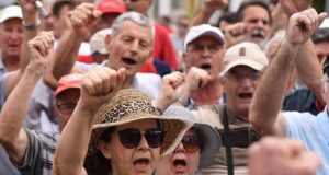 Протестот заврши мирно: Демострантите извикуваа „Бесилка за Заев“