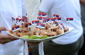 Српската амбасада синоќа приреди дегустација на српска храна и коктел за многубројните гости во Македонија