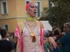 Трансвестит со светец на сукњата шеташе по улиците. Социјалните мрежи и официјални лица на црквата ширум светот со свои коментари