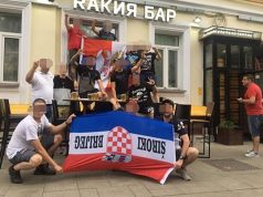Група на српски навивачи заплениле знаме на хрватските навивачи во Русија и се сликале со него