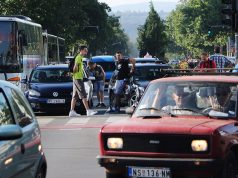 Блокада на сообраќајот во Нови Сад. Полицијата: Доколку не ги тргнете возилата ќе добиете прекршочни казни