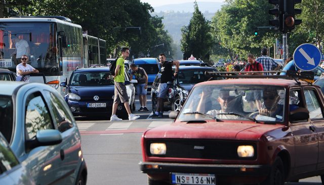Блокада на сообраќајот во Нови Сад. Полицијата: Доколку не ги тргнете возилата ќе добиете прекршочни казни