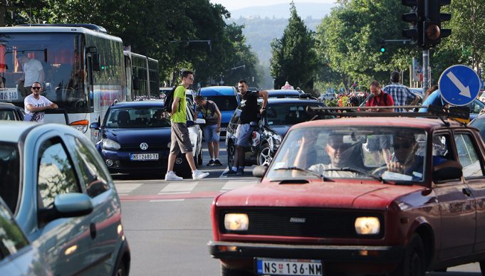 Блокада на сообраќајот во Нови Сад. Полицијата: Доколку не ги тргнете возилата ќе добиете прекршочни казни