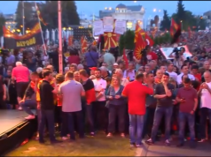 Започна антивладиниот протест во организација на ВМРО-ДПМНЕ. Се веат германски, македонски и партиски знамиња