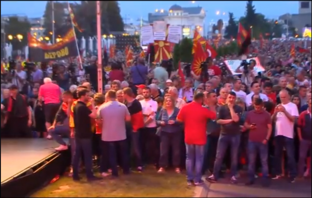 Започна антивладиниот протест во организација на ВМРО-ДПМНЕ. Се веат германски, македонски и партиски знамиња