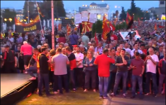 Започна антивладиниот протест во организација на ВМРО-ДПМНЕ. Се веат германски, македонски и партиски знамиња