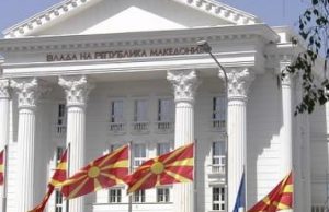 Барокот попушти пред дождот, владата прокисна