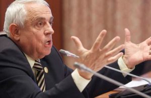 Рпманија: Даеа по споредбата на палењето заболени свињи со Аушвиц се обиде да објасни дека немал намера да ги навради Евреите