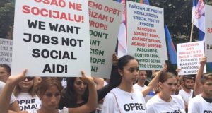 Ромите во Србија синоќа се дигнаа на протест против фашизмот и лошата состојба во која се наоѓаат со години. Немало претставници на Ромските здруженија од Македонија