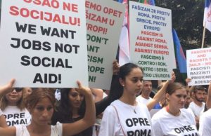 Ромите во Србија синоќа се дигнаа на протест против фашизмот и лошата состојба во која се наоѓаат со години. Немало претставници на Ромските здруженија од Македонија