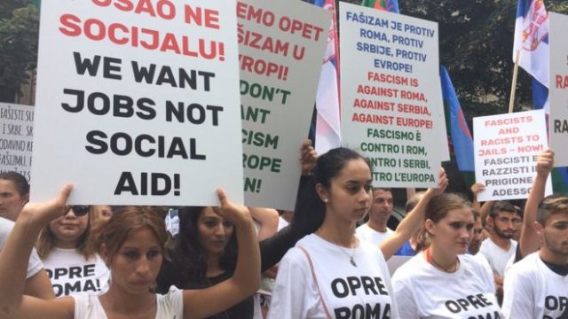 Ромите во Србија синоќа се дигнаа на протест против фашизмот и лошата состојба во која се наоѓаат со години. Немало претставници на Ромските здруженија од Македонија