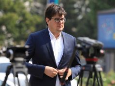 Втор ден се слушаат „бомбите“ во „Титаник“