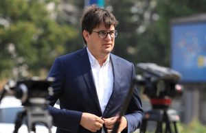 Втор ден се слушаат „бомбите“ во „Титаник“
