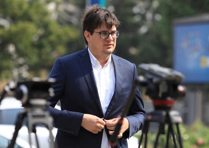 Втор ден се слушаат „бомбите“ во „Титаник“