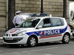 Франција: Со автомобил влетал во џамија, нема повредени. Полицијата трага по возачот