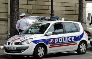 Франција: Со автомобил влетал во џамија, нема повредени. Полицијата трага по возачот