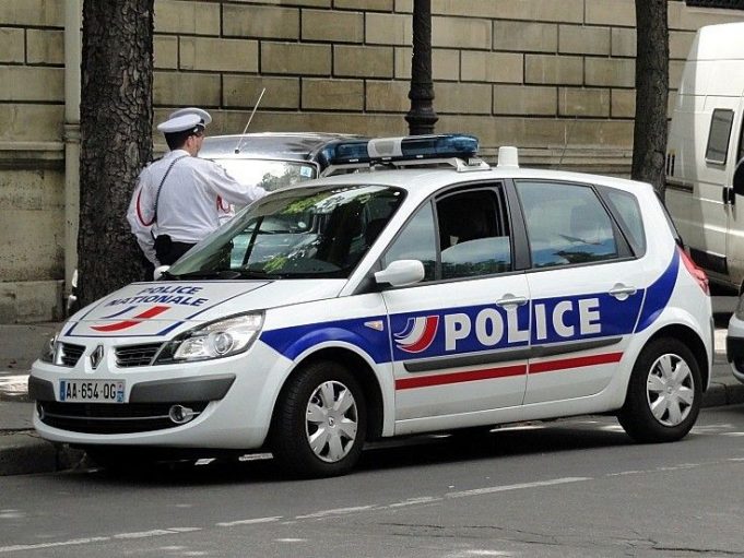 Франција: Со автомобил влетал во џамија, нема повредени. Полицијата трага по возачот