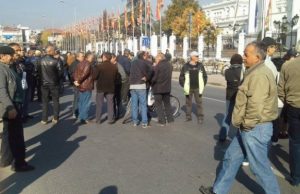 Охисовци на протест: Ќе кршиме и ќе палиме, сакаат парите за нашите плати да ги наменат за чистење на линданот