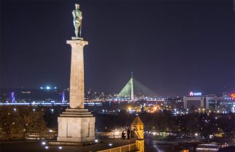 Фотографот случајно фотографираше момент на ПРОСИДБА, потрага по иднините на младенците успешно завршена