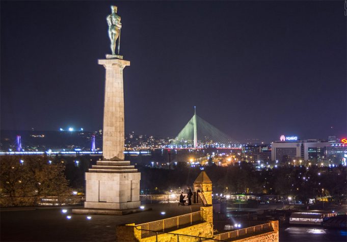 Фотографот случајно фотографираше момент на ПРОСИДБА, потрага по иднините на младенците успешно завршена