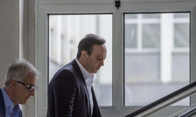 Мијалков чека прекоманда од Шутка во Мериот читајќи мемоари на американски лидери