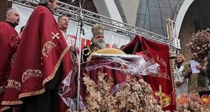 Православните христијани утре го слават Бадник