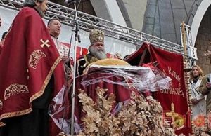 Православните христијани утре го слават Бадник