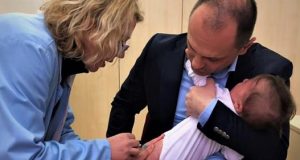 Министерот Филипче ја вакцинираше внуката