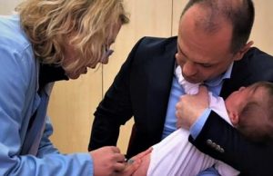 Министерот Филипче ја вакцинираше внуката