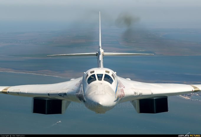 Видео: Филигрански маневар на стратешки бомбардер Ту-160