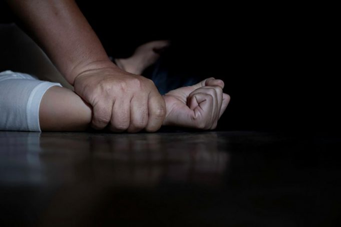 Маж од 45 г. силувал малолетничка од 12.г во Звечани. Граѓаните потресени од случката
