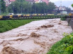 Во Босна поплави од големи размери, а во Тузла прогласена состојба на елементарна непогода