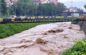 Во Босна поплави од големи размери, а во Тузла прогласена состојба на елементарна непогода