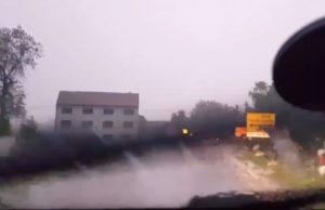 Во Сисак вечерва силно невреме рушеше и корнеше стебла од корен