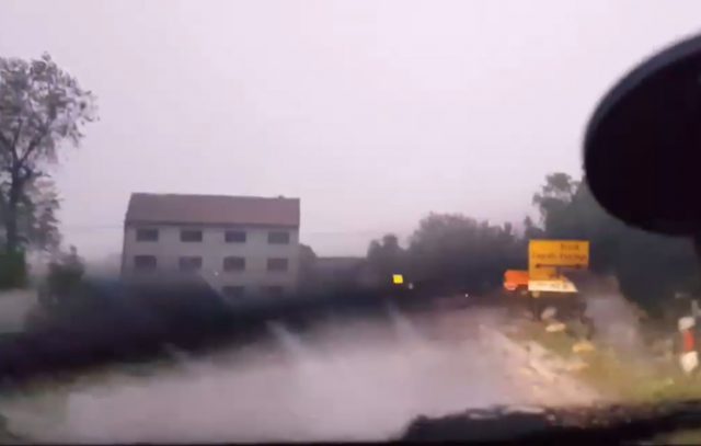 Во Сисак вечерва силно невреме рушеше и корнеше стебла од корен