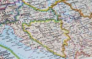 Макрон: БиХ тепирана боба која чука тик-так со Хрватска