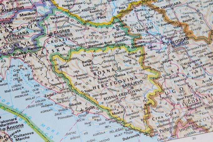 Макрон: БиХ тепирана боба која чука тик-так со Хрватска