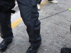 Вандалите овој пат почнаа да ја напаѓаат полицијата со стрели во Хонг Конг