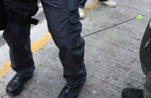 Вандалите овој пат почнаа да ја напаѓаат полицијата со стрели во Хонг Конг